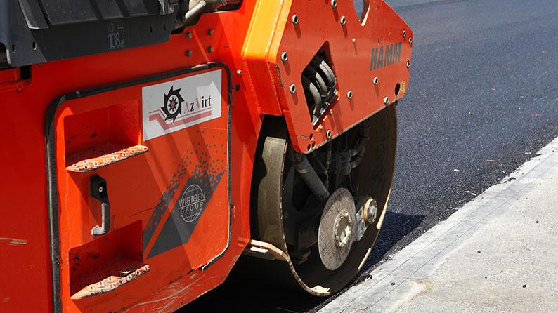 «Azalhelikopter» Aviaşirkətinə məxsus yeni aerovağzal kompleksinin, vertolyot dayanacaqlarının, həmçinin yeni inşa edilmiş binaların ətrafındakı asfaltbeton örtüyünün və yol geyiminin yenidənqurulması